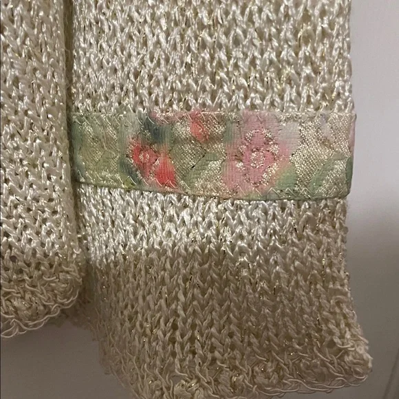 Chic Cream Cardigan with Floral Details - Picture 10 of 14